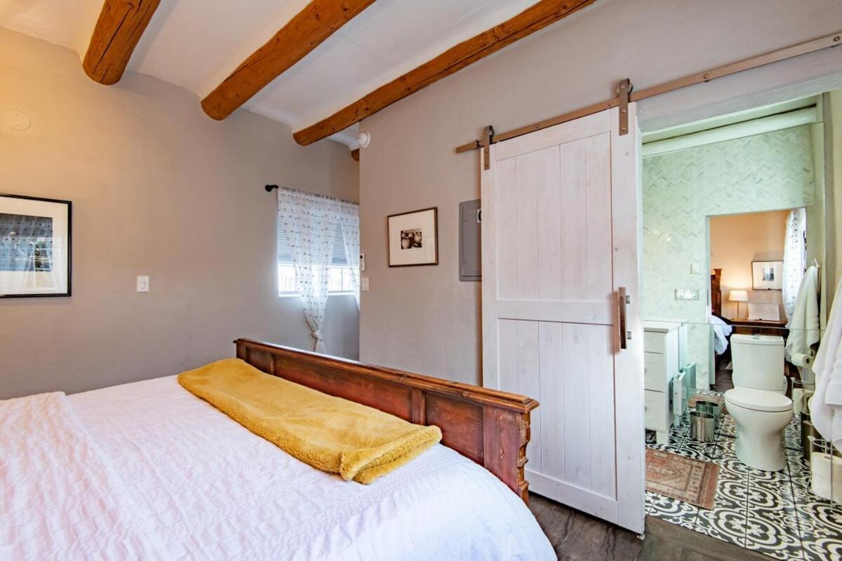 Charming Downtown Adobe Casita Spacious 450 Sq Ft, King Bed And Patio Apartment